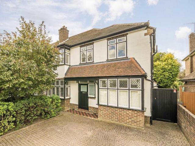 Clinton Avenue, East Molesey KT8 5 bed semi detached house to rent £4,995 pcm £1,153 pw