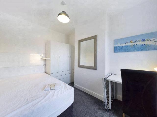 Clinton Road, Northamptonshire NN4 1 bed in a house share to rent £525 pcm £121 pw