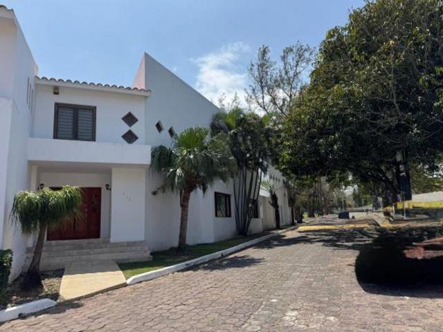 Club de Golf… hermosa, súper iluminada, increíble jardín y con casa de huéspedes independiente