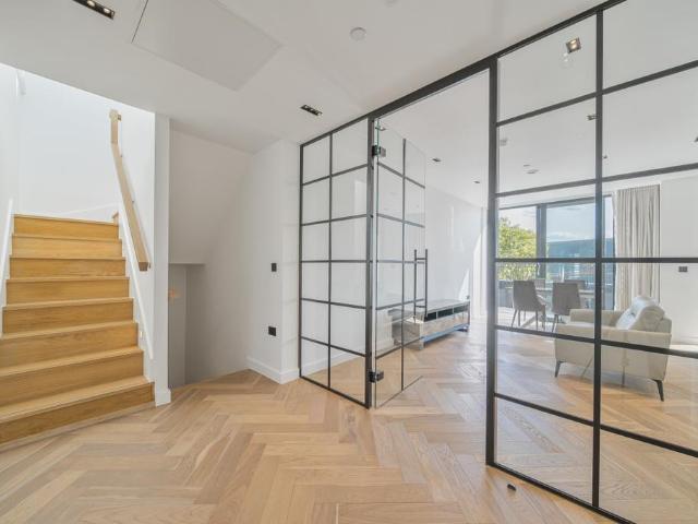 Cluny Mews London SW5 2 bed flat to rent £4,800 pcm £1,108 pw