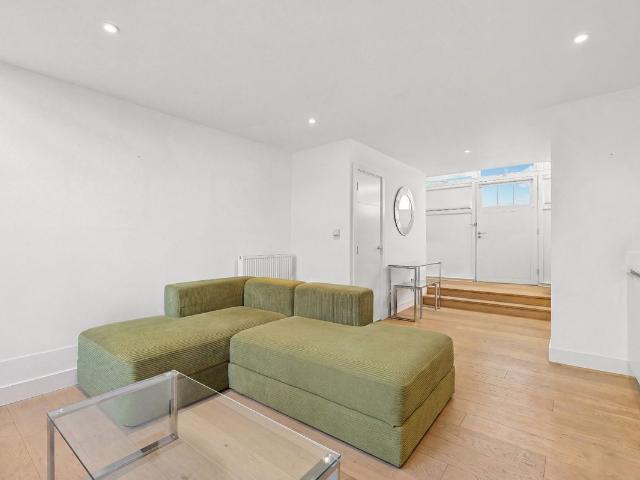 Clyde Square, London E14, 1 bed flat to rent, £2,500 pcm | PrimeLocation