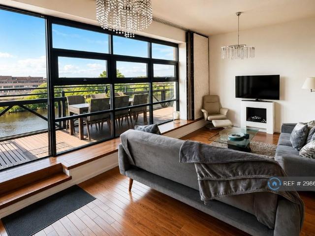 Clyde Street, Glasgow, G1 3 bed penthouse to rent £2,495 pcm £576 pw