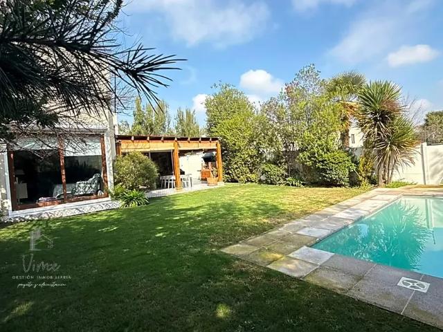 Csa Luminosa Y Amplia De 5 D 3 En Suite + Piscina + Quincho