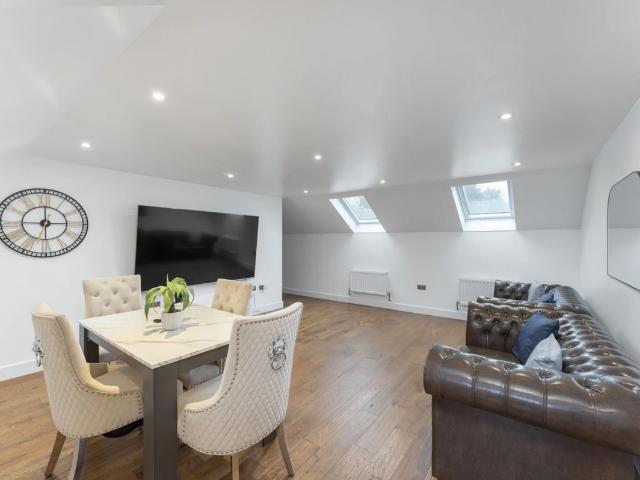 CR8, 2 bed flat to rent, £2,000 pcm | PrimeLocation