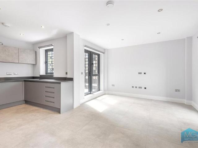 Crouch End Hill, Crouch End, London, N8 2 bed apartment to rent £2,650 pcm £612 pw