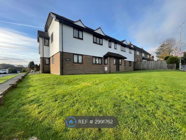 Crowborough Hill, Crowborough TN6, 2 bed flat to rent, £1,350 pcm | PrimeLocation