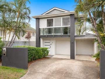 Crowd pleasing credentials: Versatile & spacious w. a pool + prime address Stroll to shops, cafes & CHAC
