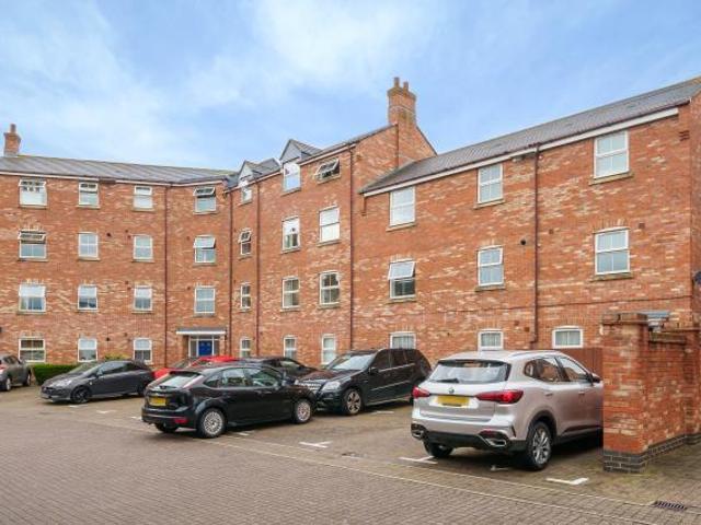 Crowell Mews, Aylesbury, HP19 2 bed flat to rent £1,200 pcm £277 pw