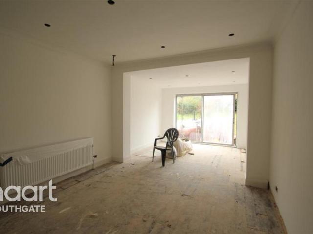 Crowland Gardens, N14 4 bed detached house to rent £3,500 pcm £808 pw
