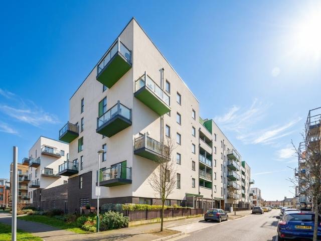 Crown Drive, Romford RM7, 2 bed flat to rent, £1,790 pcm | PrimeLocation