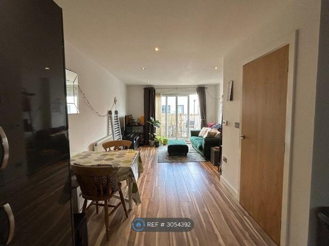 Crown Drive, Romford RM7, 2 bed flat to rent, £1,850 pcm | PrimeLocation