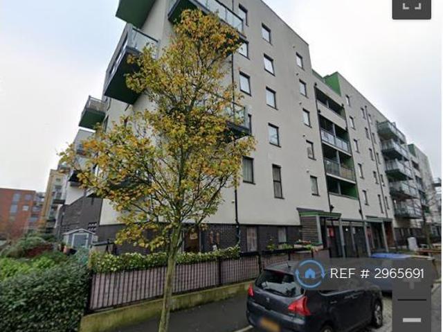Crown Drive, Romford, RM7 2 bed flat to rent £1,790 pcm £413 pw