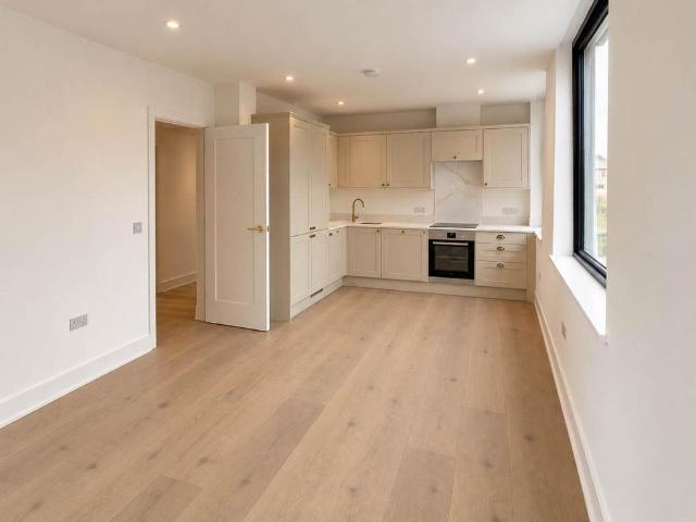 Crown House, Gloucester Road, Redhill 1 bed flat to rent £1,595 pcm £368 pw