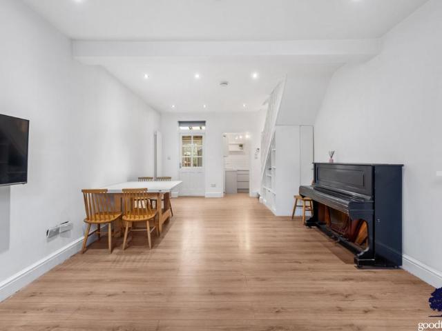 Crown Lane, Morden SM4 3 bed terraced house to rent £2,350 pcm £542 pw