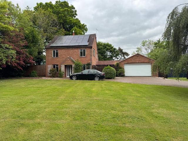 Crown Lane, Elmbridge WR9 0DA 3 bed detached house to rent £2,250 pcm £519 pw