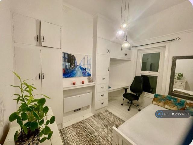 Crown Lane, London, SM4 1 bed in a house share to rent £835 pcm £193 pw