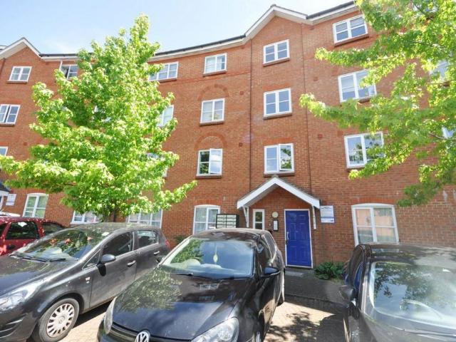Crown Quay 2 bed flat to rent £1,250 pcm £288 pw