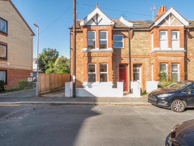 Crown Road, Portslade, East Sussex, BN41 4 bed semi detached house to rent £1,900 pcm £438 pw