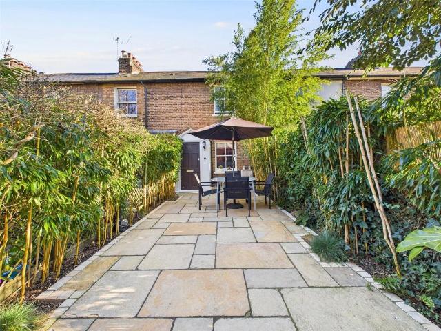 Crown Road, St Margarets 2 bed terraced house to rent £2,650 pcm £612 pw