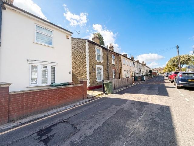 Crown Road, Sutton SM1, 2 bed property to rent, £2,000 pcm | PrimeLocation
