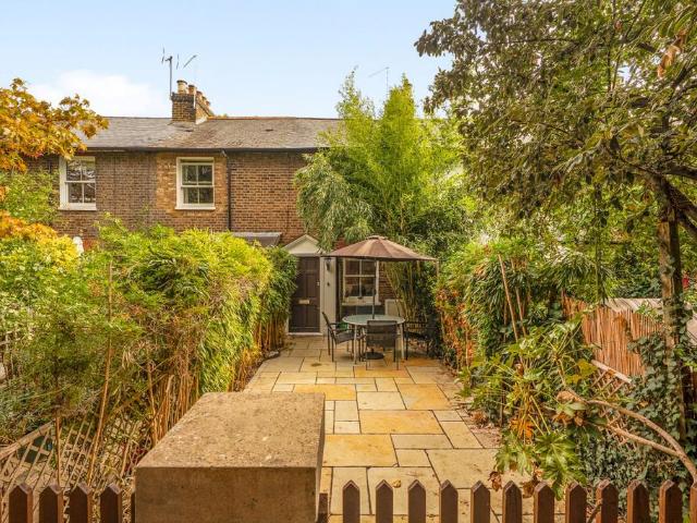 Crown Road, Twickenham, TW1 2 bed terraced house to rent £3,600 pcm £831 pw