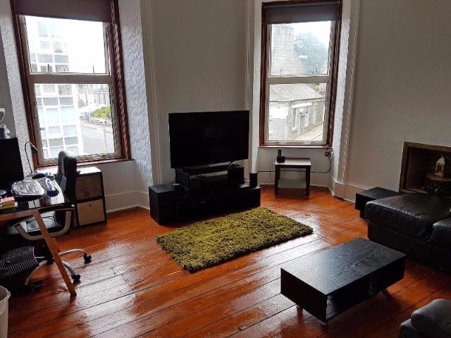 Crown Street, City Centre, Aberdeen. 2 bed flat to rent £750 pcm £173 pw