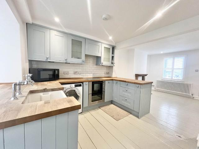 Crown Street, Brentwood CM14, 1 bed end terrace house to rent, £1,500 pcm | PrimeLocation