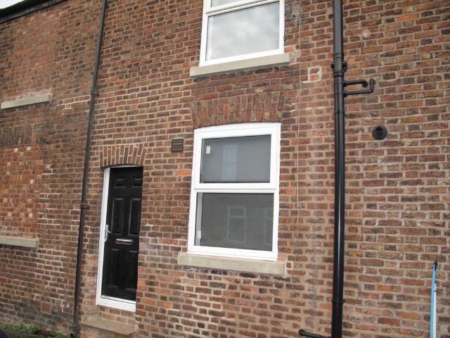 Crown Street West, Macclesfield. 2 bed end of terrace house to rent £975 pcm £225 pw
