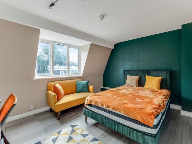 Crowndale Road, Camden, NW1 Studio to rent £2,396 pcm £553 pw