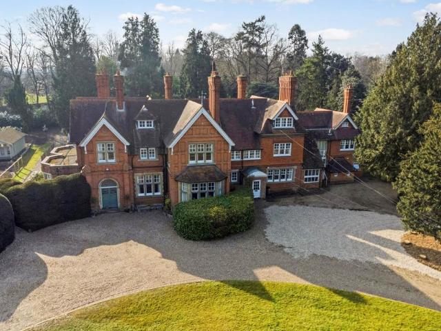 Crowsley Road, Henley On Thames RG9 3 bed apartment to rent £3,650 pcm £842 pw