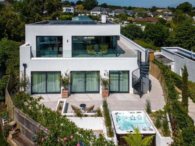 Crowsport, Hamble, Southampton. 4 bed detached house to rent £4,995 pcm £1,153 pw