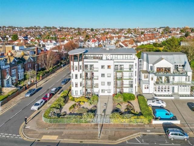 Crowstone Avenue, Westcliff On Sea 2 bed penthouse to rent £2,700 pcm £623 pw