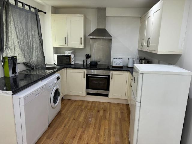 Crowthorne Close, London SW18, 2 bed flat to rent, £2,350 pcm | PrimeLocation