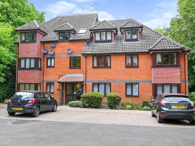 Crowthorne Lodge, Crowthorne Road. 2 bed flat to rent £1,300 pcm £300 pw