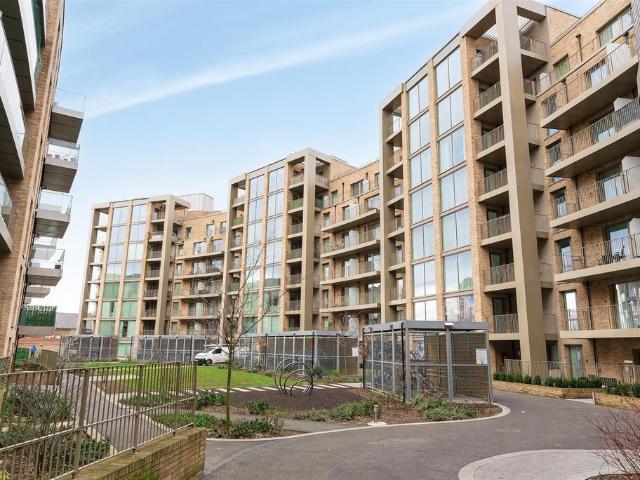 Croxley Court, West Drayton UB7 3 bed apartment to rent £2,400 pcm £554 pw