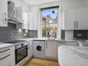 Croxley Road Maida Vale W9 2 bed flat to rent £2,750 pcm £635 pw