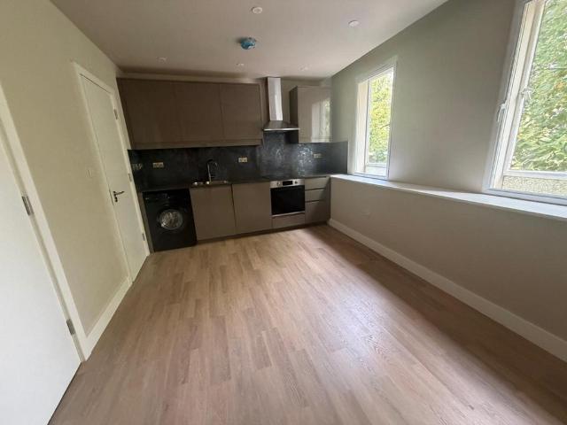 Croydon CR0 1 bed flat to rent £1,425 pcm £329 pw