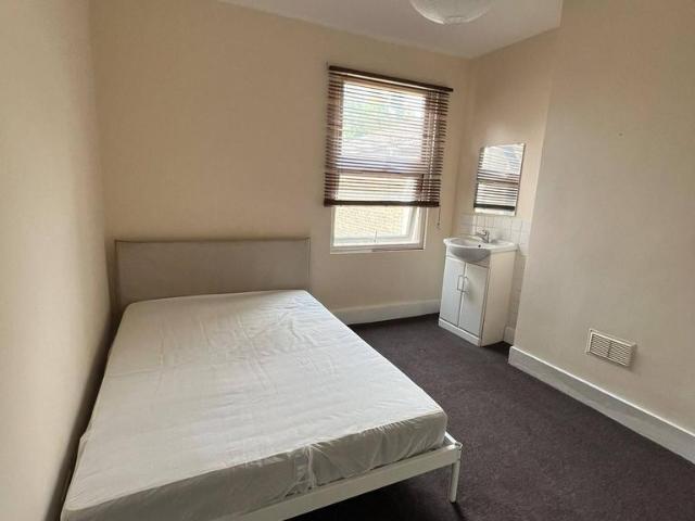 Croydon CR0 1 bed house of multiple occupation to rent £725 pcm £167 pw