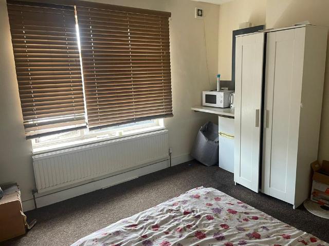 Croydon CR0 1 bed in a house share to rent £700 pcm £162 pw