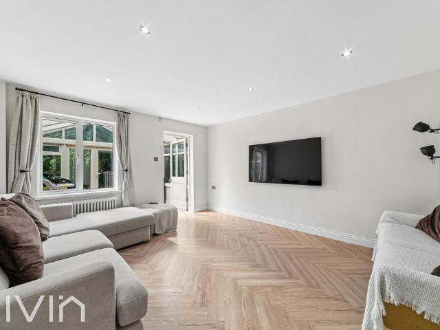 Croydon CR0 2 bed terraced house to rent £1,850 pcm £427 pw