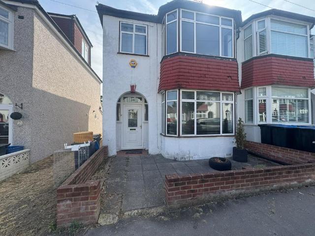 Croydon CR0 3 bed semi detached house to rent £2,800 pcm £646 pw