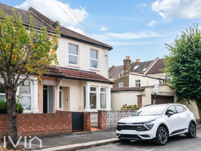 Croydon CR0 3 bed semi detached house to rent £2,300 pcm £531 pw