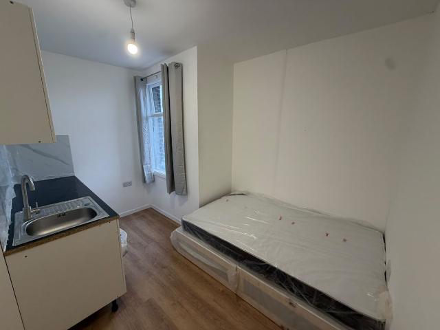 Croydon CR0, Studio to rent, £1,200 pcm | PrimeLocation