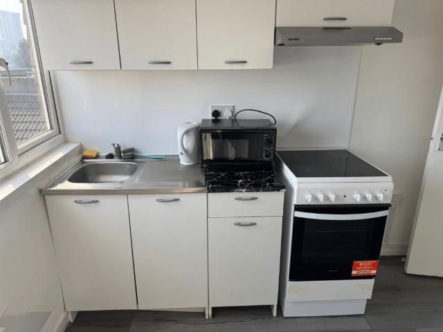 Croydon CR0 Studio to rent £1,300 pcm £300 pw