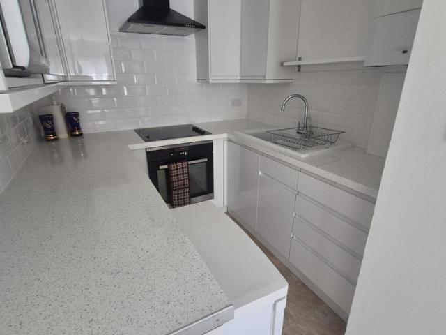 Croydon Road, Caterham, CR3 1 bed property to rent £1,100 pcm £254 pw