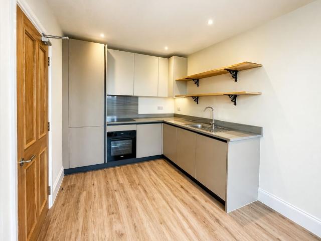 Croydon Road, Croydon Road, Beckenham BR3, 2 bed flat to rent, £2,200 pcm | PrimeLocation