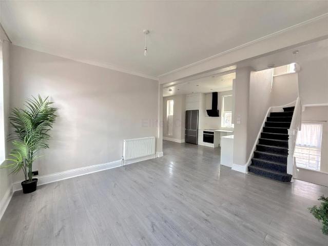 Croydon Road, Beckenham BR3, 4 bed flat to rent, £2,900 pcm | PrimeLocation