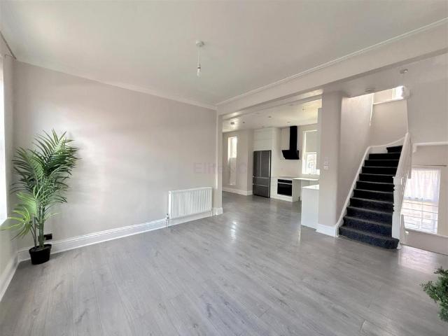 Croydon Road, Beckenham, BR3 4 bed flat to rent £2,900 pcm £669 pw