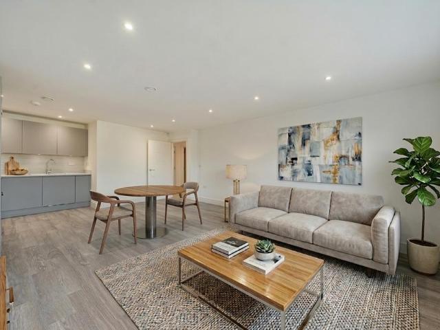 Croydon Road Beckenham BR3 2 bed flat to rent £2,200 pcm £508 pw