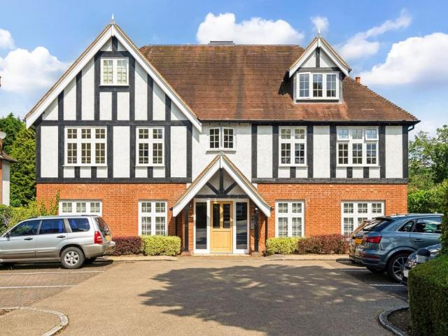 Croydon Road Reigate RH2 2 bed flat to rent £1,850 pcm £427 pw